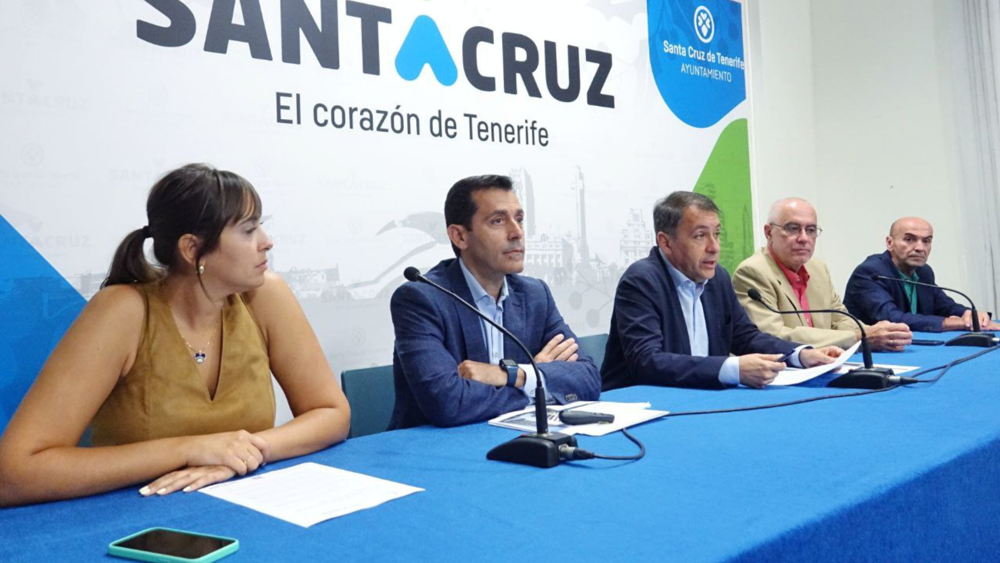 De izda a dcha la concejala de Acción Social, Rosario González; el concejal de vivienda, Juan José Martínez, el alcalde José Manuel Bermúdez, el presidente de Fepeco, Óscar Izquierdo y el secretario Junta Directiva, Isidro Martín. / Cedida