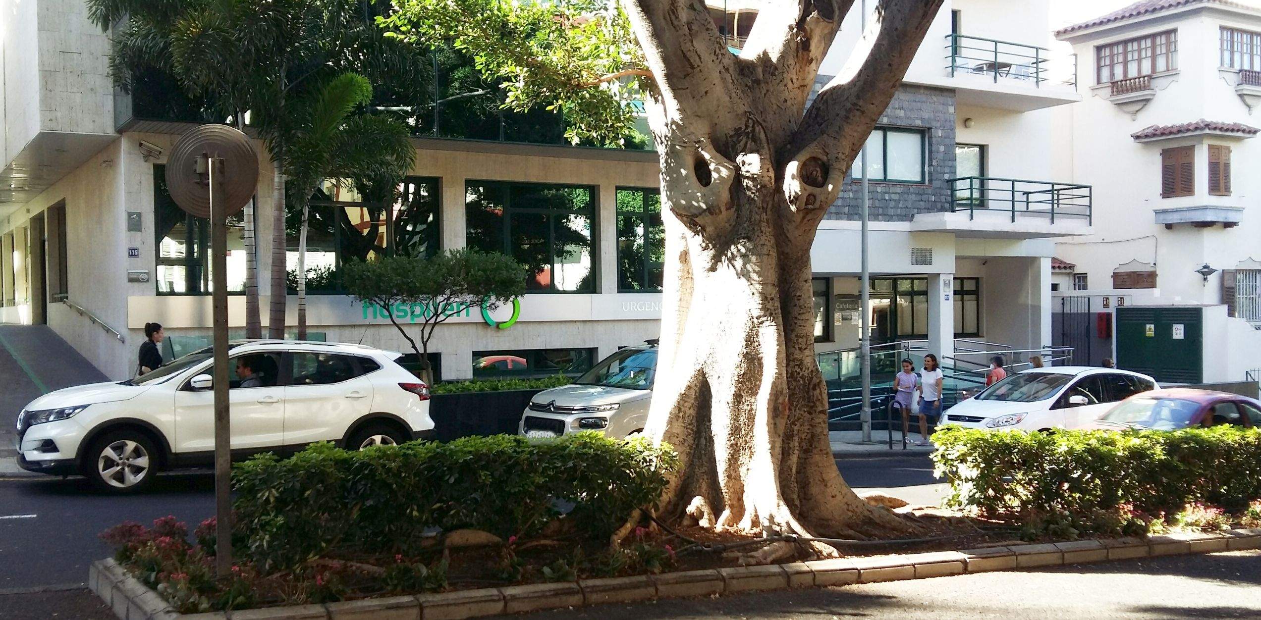 Tres coches parados en la puerta de Hospiten impiden la circulación en este tramo del carril derecho de subida de La Rambla de Santa Cruz./ AH