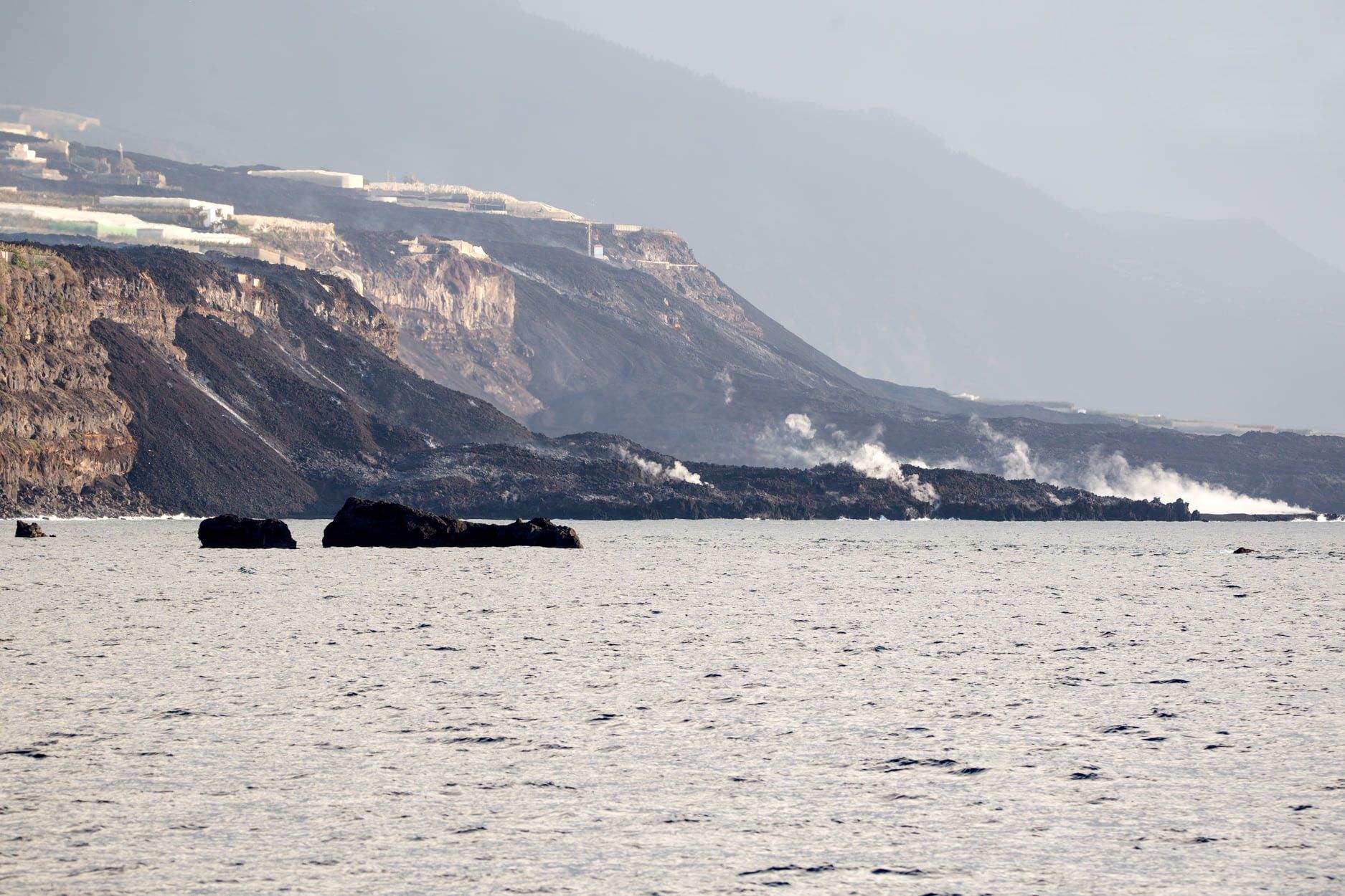 La lava del volcán de La Palma llegando al mar que crea CO2./ Cedida