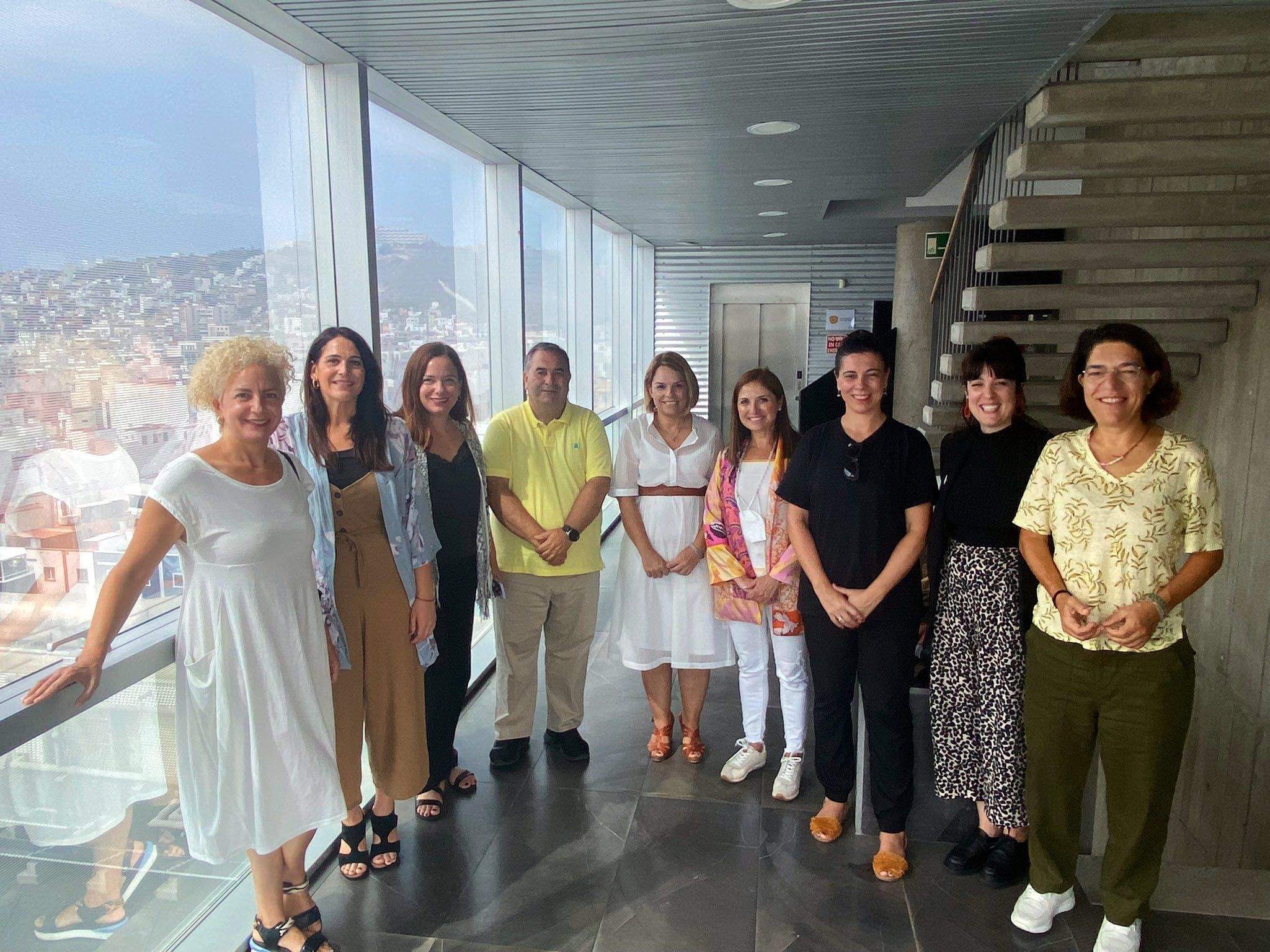 La delegación vasca, en la que estaba la presidenta de la Comisión de Derechos Humanos Leixuri Arrizabalaga (segunda izq.), se reunió con Noemí Santana (centro)./ Redes