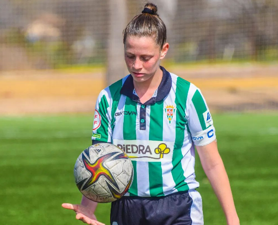 Encarni Jiménez durante un partido con el Córdoba, club en el que ha militado desde su creación y conseguido un ascenso a Primera RFEF./ Instagram encarnijimenezz_