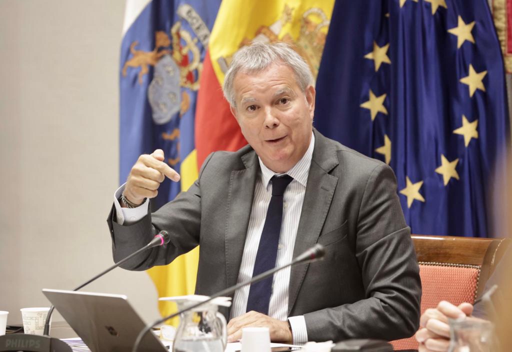 Sebastian Franquis, consejero de Obras Públicas, Transportes y Vivienda, en comisión parlamentaria./ GobCan