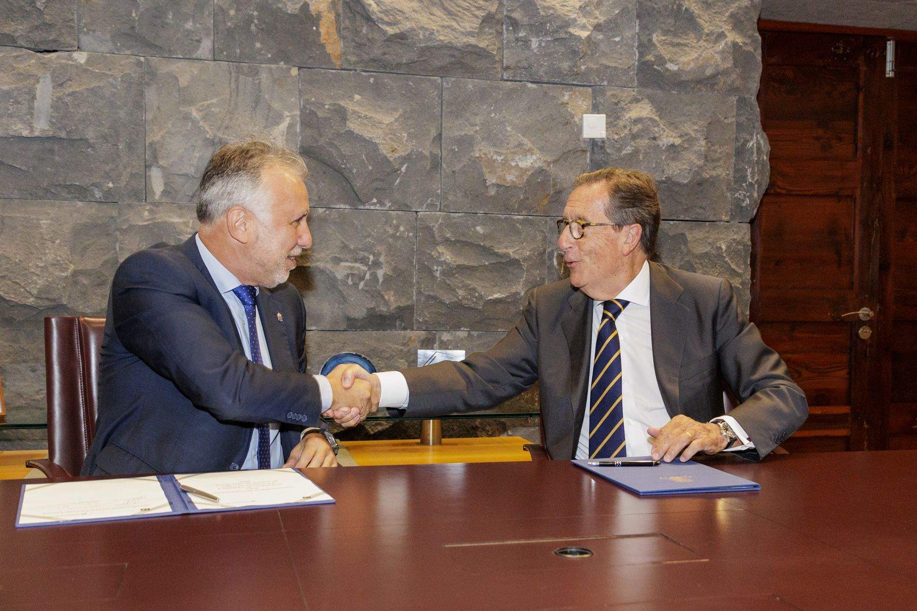 El presidente del Gobierno de Canarias, Ángel Víctor Torres, y el director general de la Fundación ”la Caixa”, Antonio Vila Bertrán./