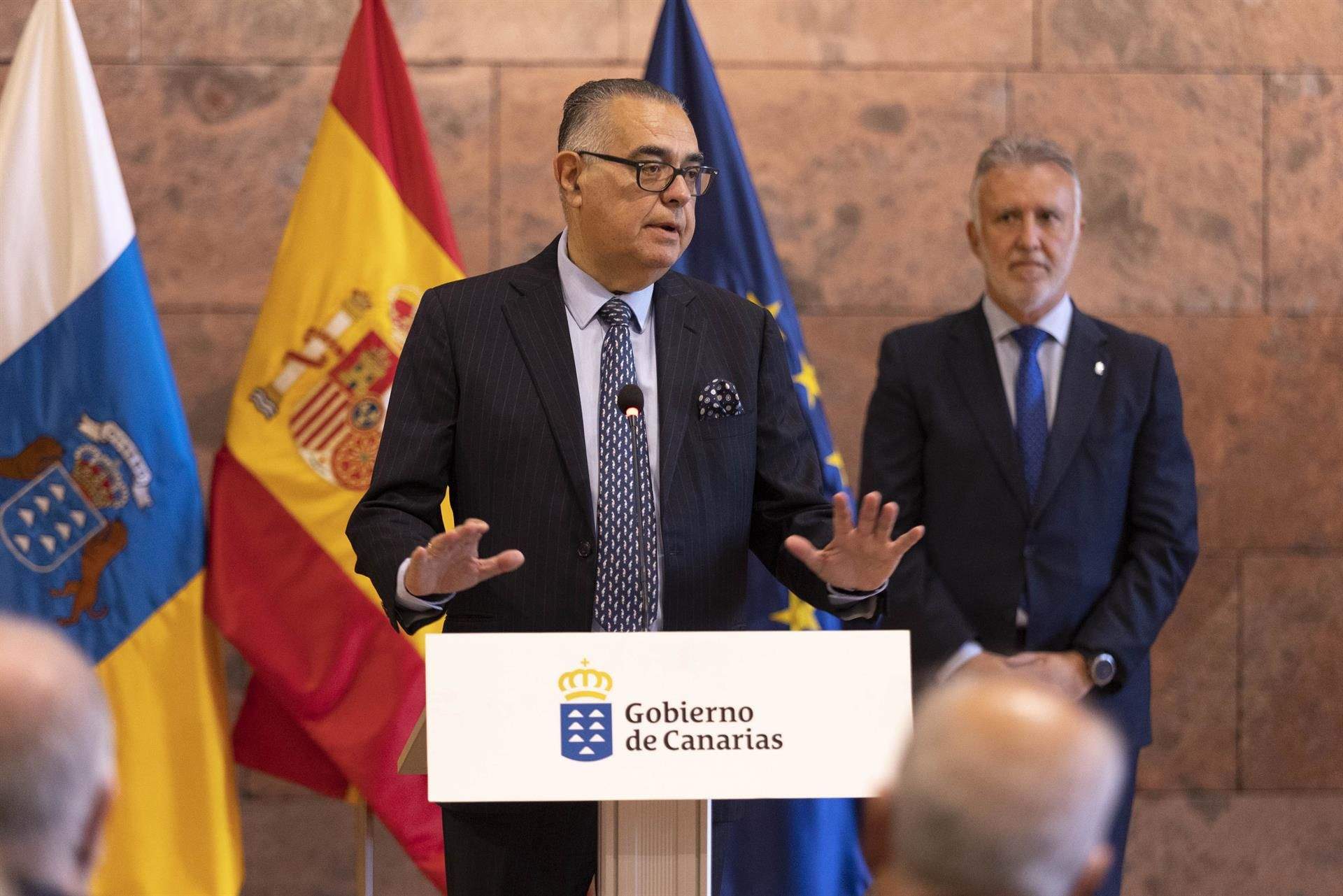 José Carlos Francisco jurando el cargo con Ángel Víctor Torres a su espalda./ EFE/Miguel Barreto