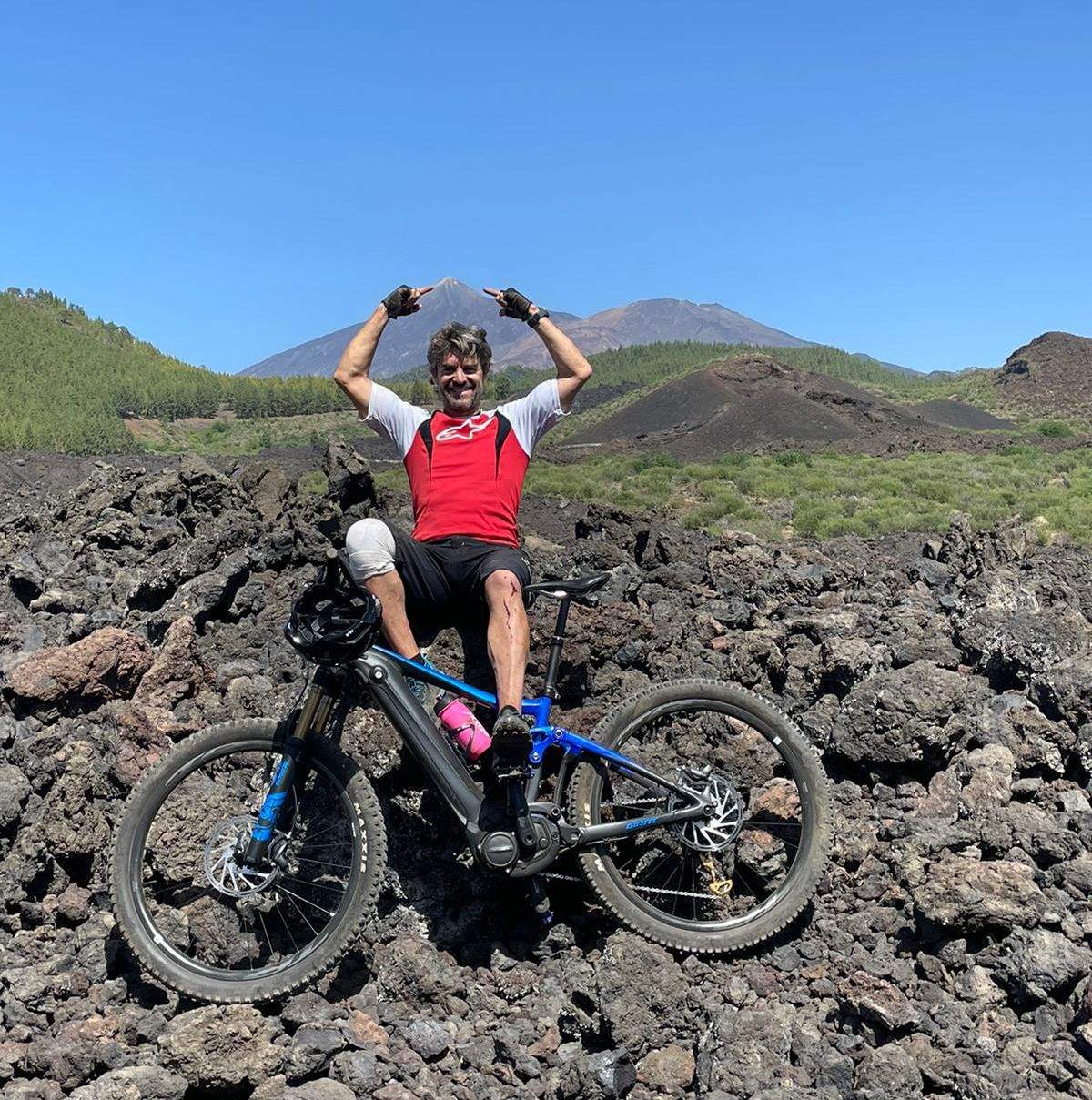 Carlos Checa con su bicicleta en un malpaís cercano al Teide./ Carlos Checa