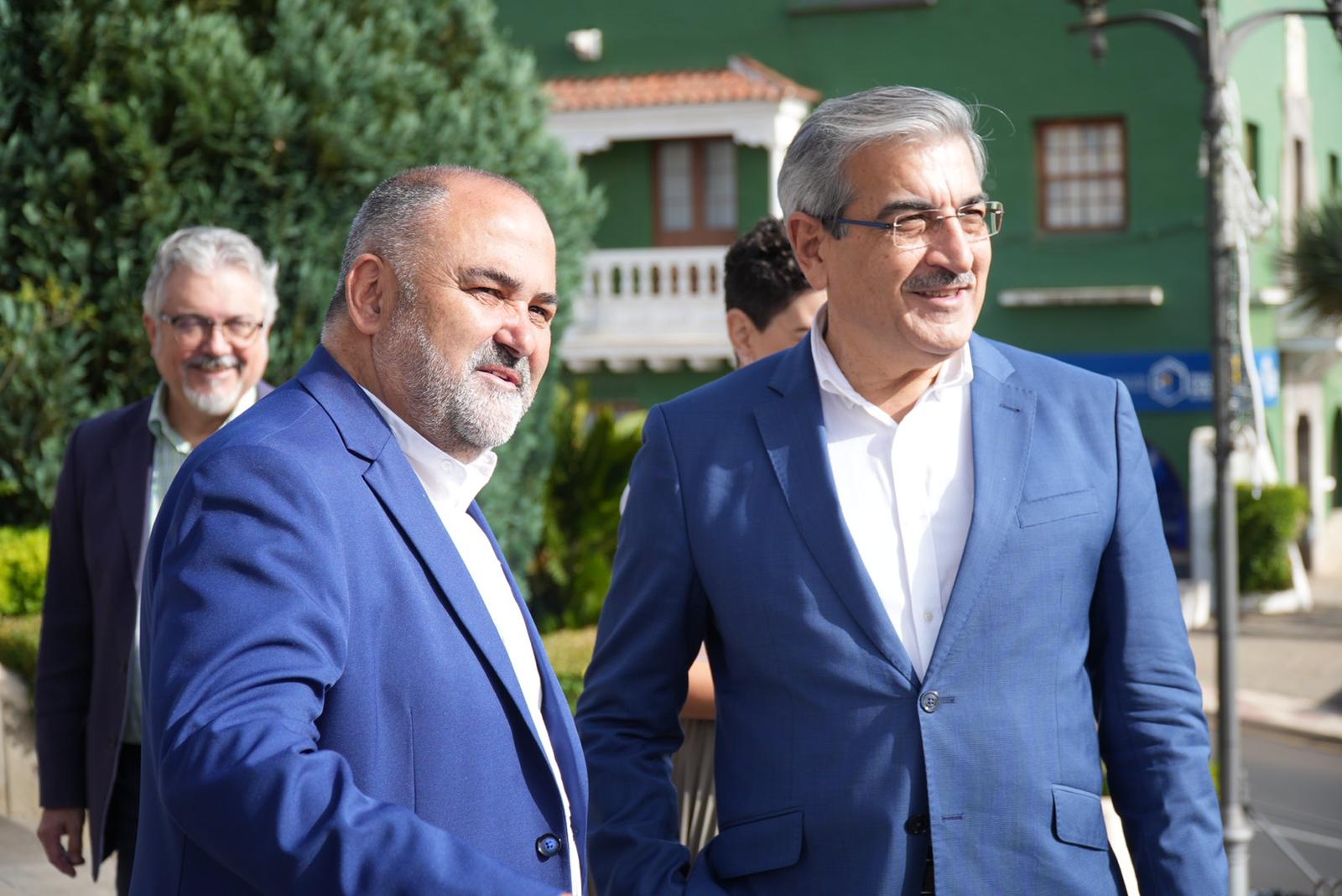 El vicepresidente y consejero de Hacienda, Román Rodríguez, y el alcalde de El Rosario, Escolástico Gil./