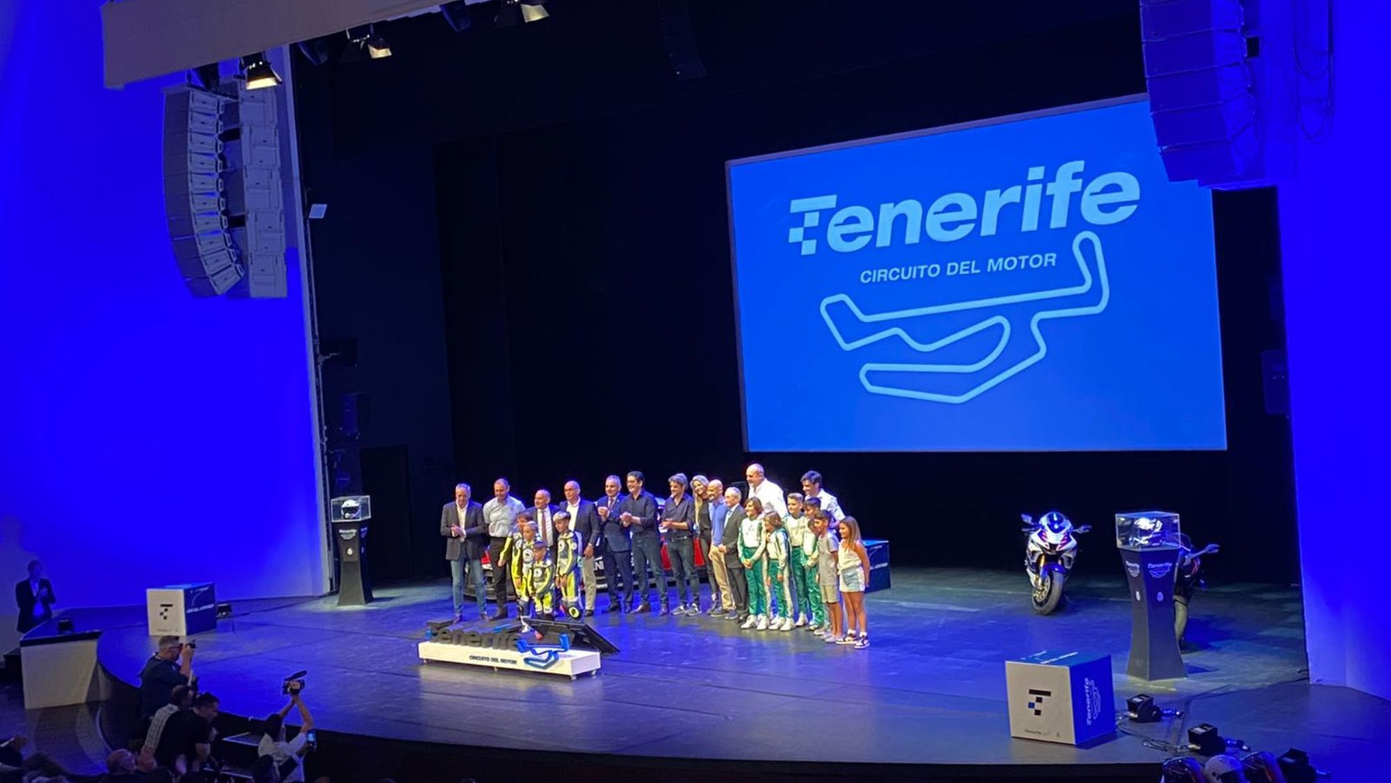 Foto de familia de la presentación del Circuito del Motor de Tenerife. / AH