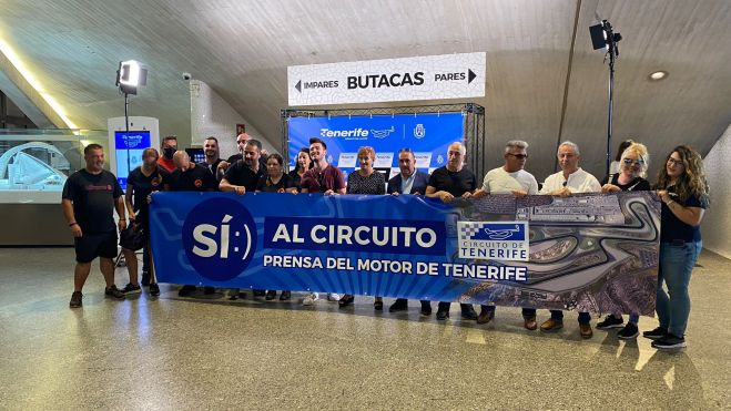 Un grupo de periodistas posa con una pancarta a favor del circuito. / AH