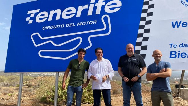 Carlos Sainz, Pedro Martín, Enrique Arriaga y Antonio Lobato delante del cartel del Tenerife Circuito del Motor. / AH
