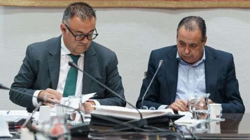 El director del Servicio Canario de la Salud, Conrado Domínguez (i) y el consejero de Sanidad del Gobierno de Canarias, Blas Trujillo. / Ramón de la Rocha (EFE)