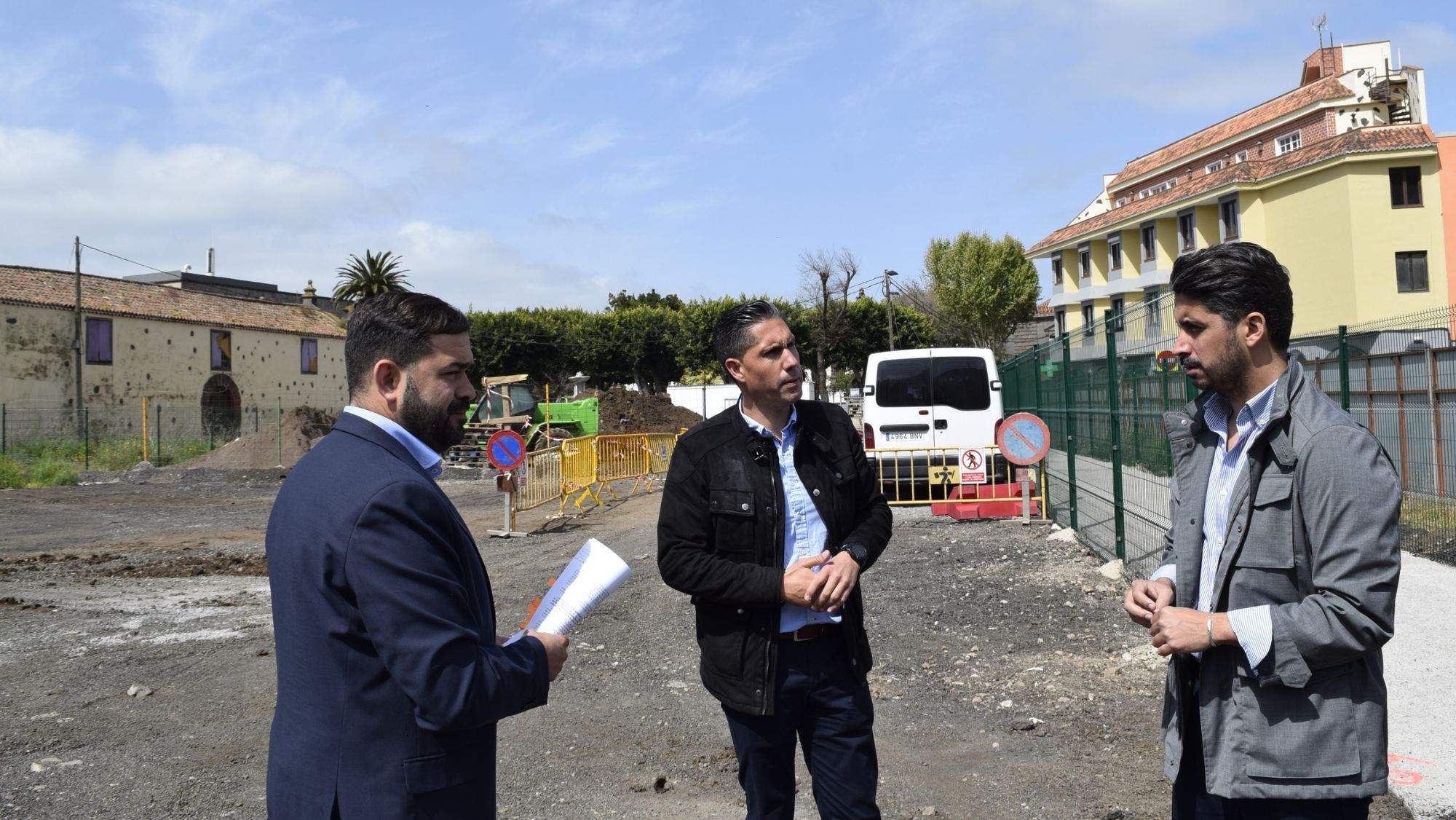 El ya exconcejal de Hacienda, Alejandro Marrero (centro), junto al alcalde, Luis Yeray Gutiérrez, y el concejal de Obras e Infraestructuras, Josimar Hernández, en una imagen de archivo./ El ya exconcejal de Hacienda, Alejandro Marrero (centro), junto al alcalde, Luis Yeray Gutiérrez, y el concejal de Obras e Infraestructuras, Josimar Hernández, en una imagen de archivo./