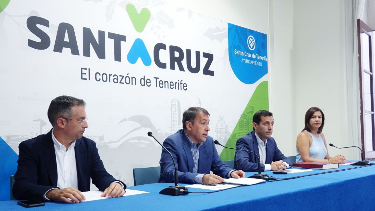 Carlos Tarife (dcha), José Manuel Bermúdez, Juan josé Martínez y Evelyn Alonso anuncian la bonificación total de las licencias de apertura./