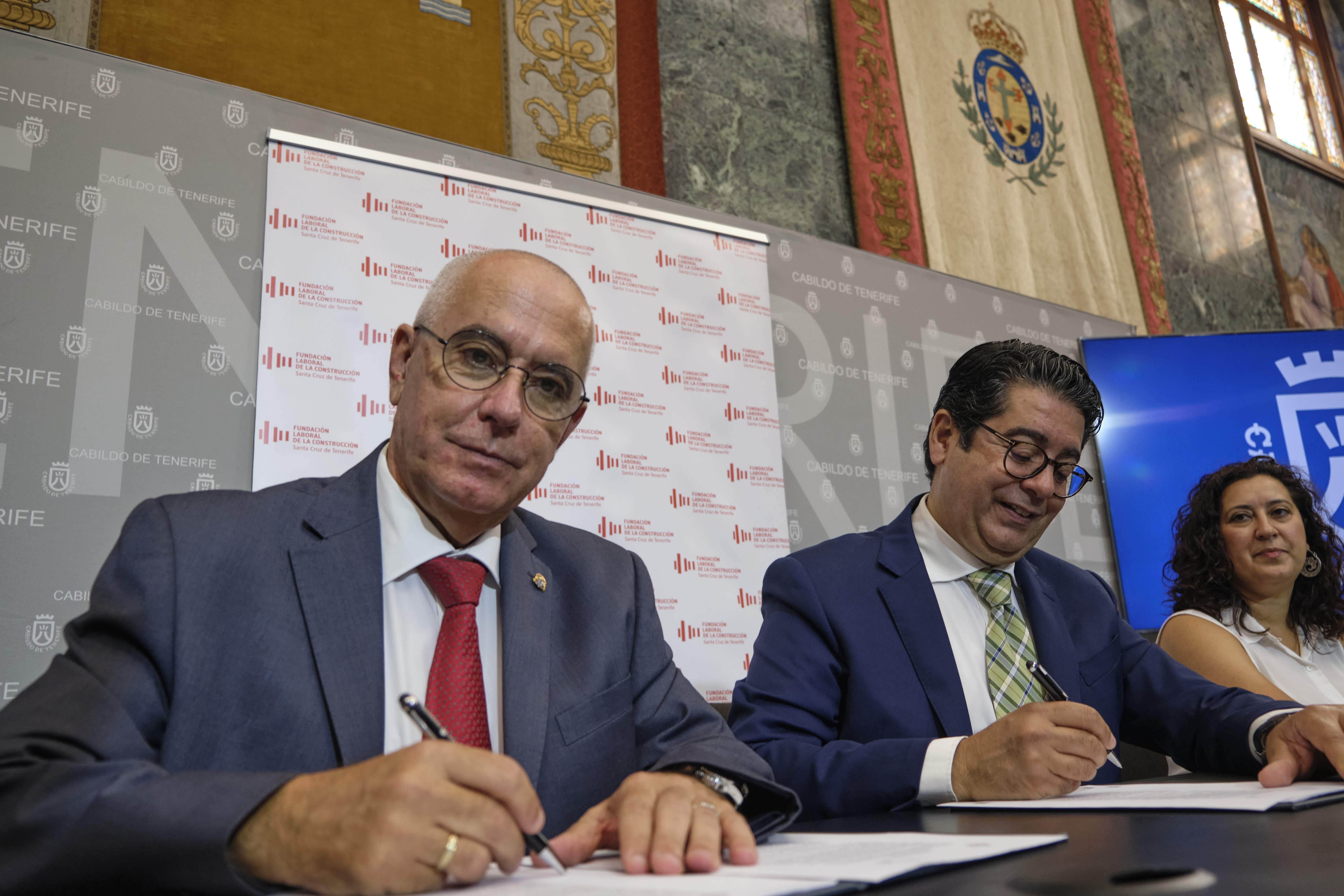 El presidente de la Fundación Laboral de la Construcción, Óscar Izquierdo, el presidente insular, Pedro Martín y la consejera de Empleo, Carmen Luz Baso./