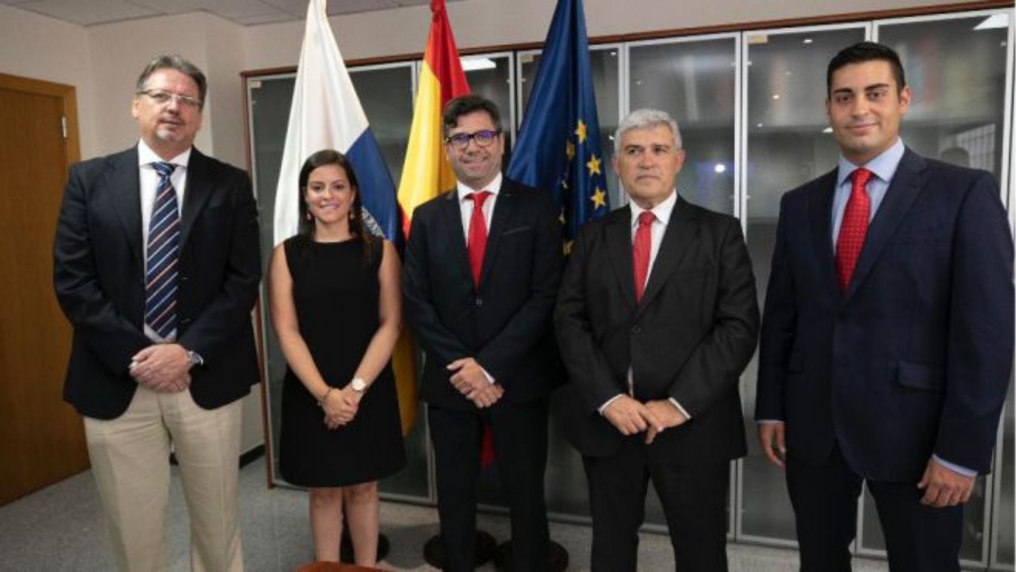 Toma de posesión de la Consejería de Turismo, Industria y Comercio en 2019 con Fernando Miñarro Mena, primero por la derecha. / Archivo