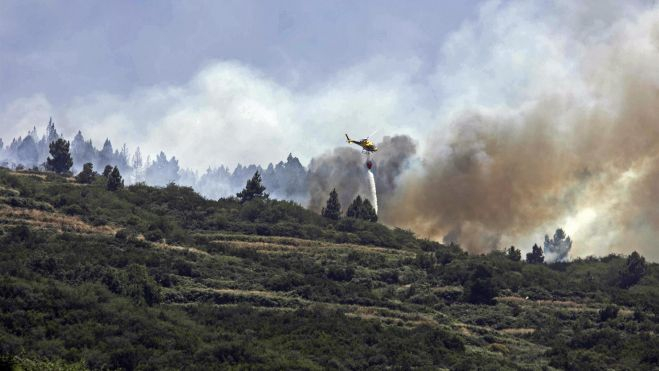 Un helicóptero vierte agua sobre el incendio originado en Los Realejos./ EFE/ Miguel Barreto