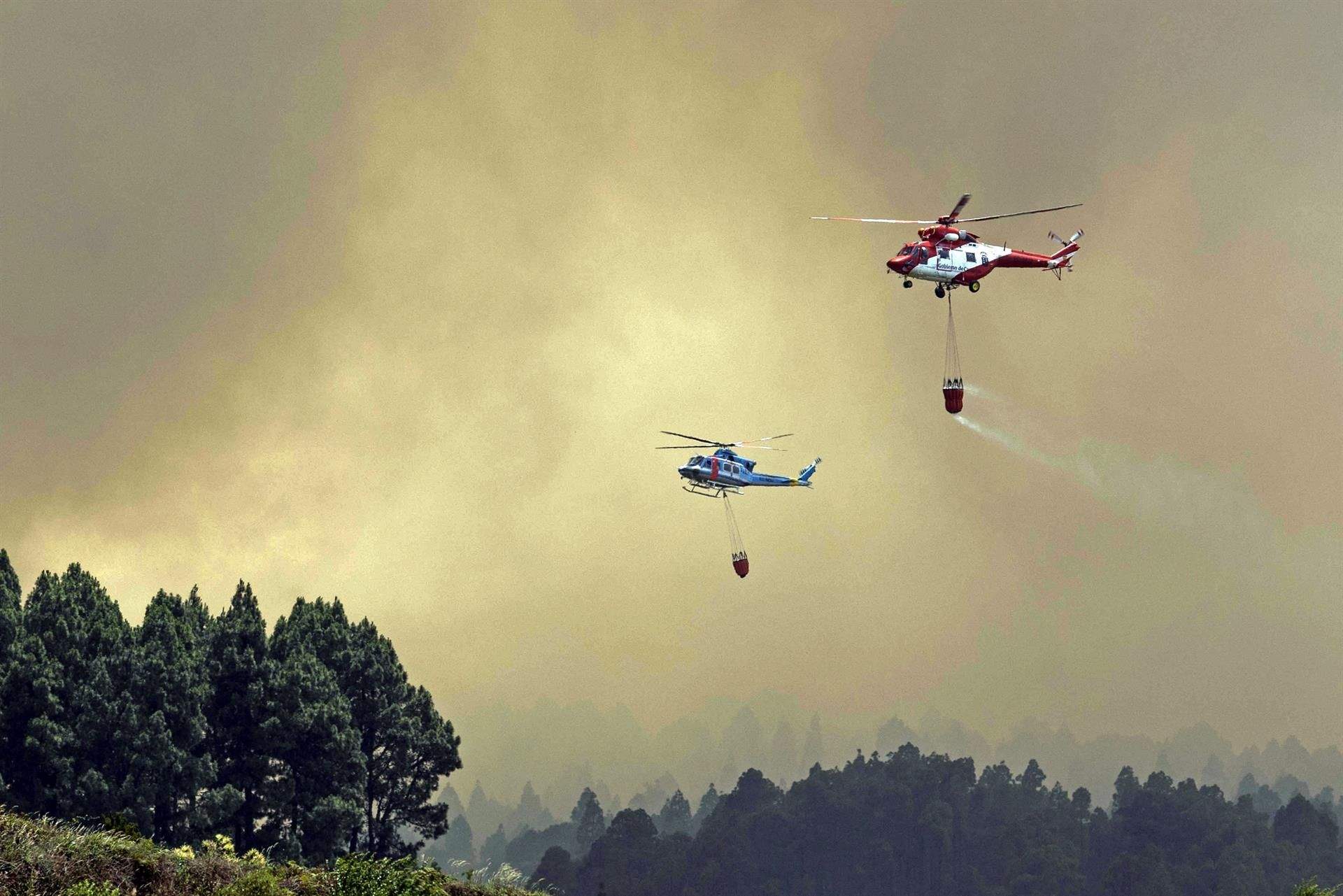Dos helicópteros luchan contra el incendio de Los Realejos./ EFE/Miguel Barreto