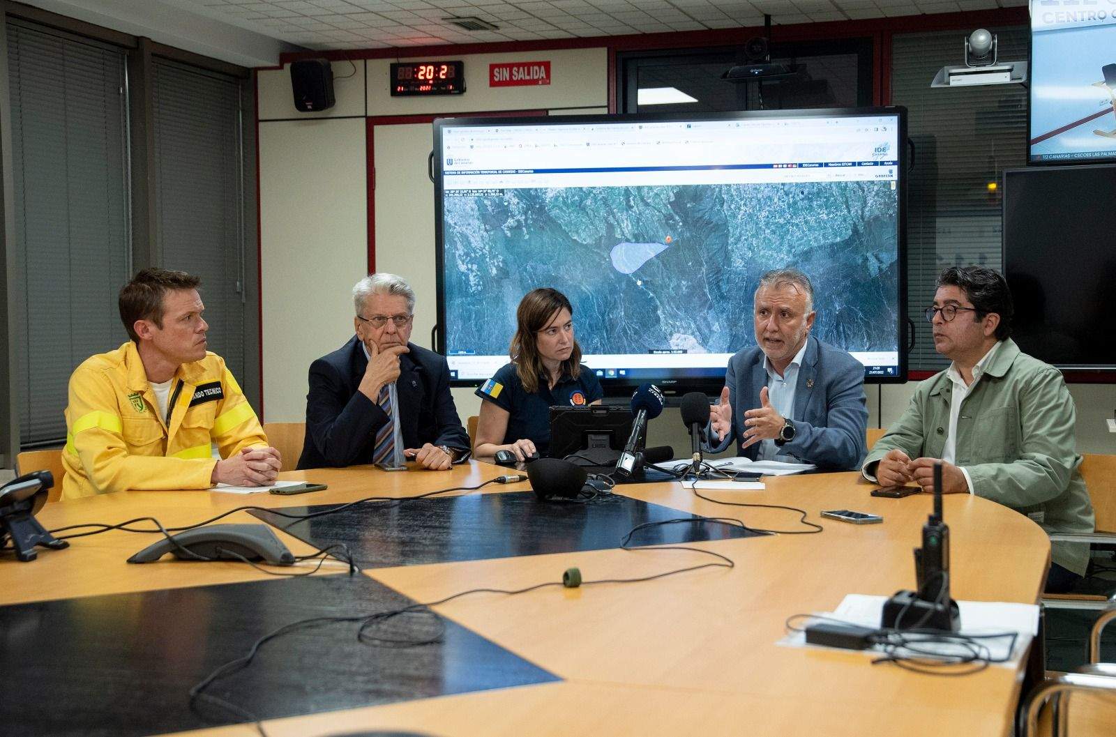 Reunión técnica de coordinación de los medios de extinción desplegados para combatir el incendio de Los Realejos./