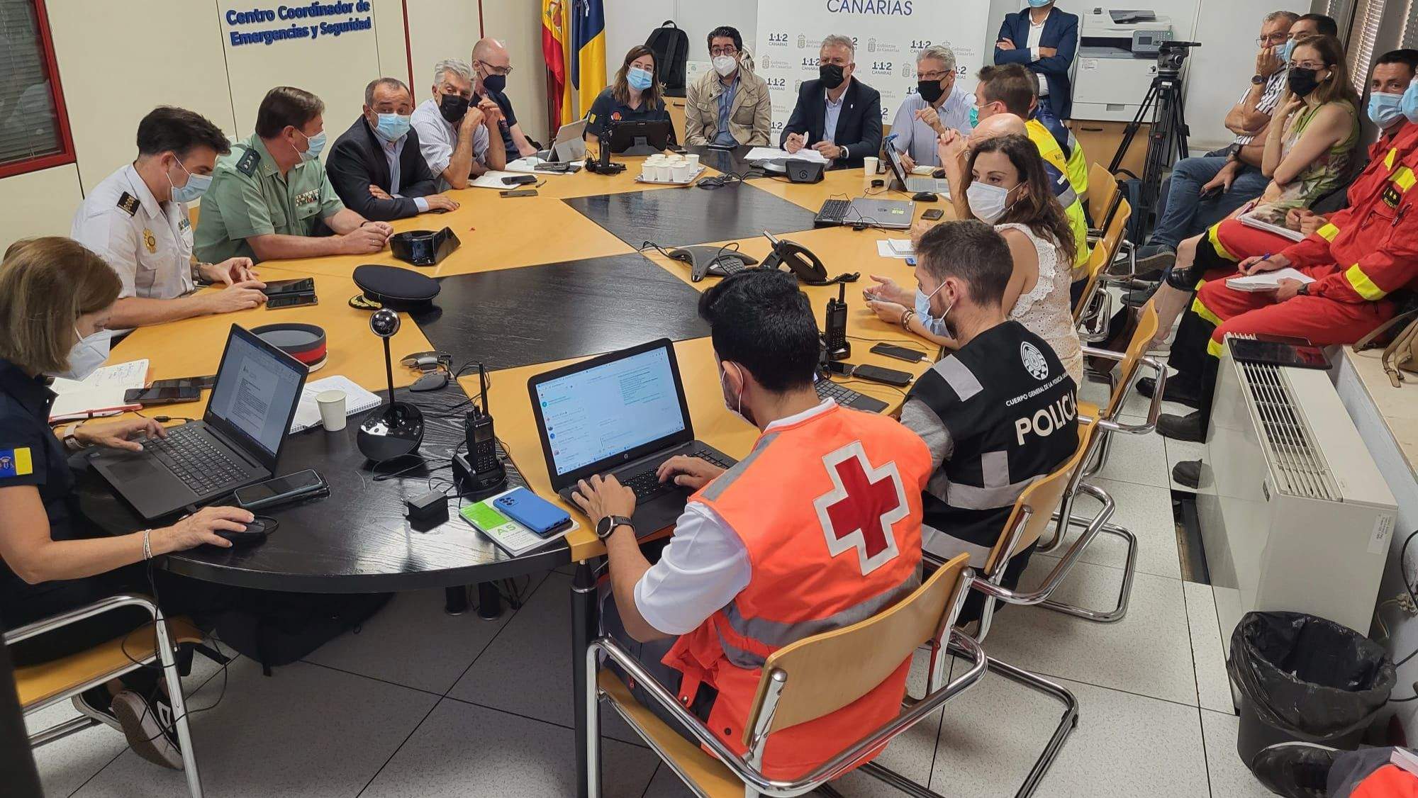 Reunión técnica de coordinación de los medios de extinción desplegados para conocer su evolución durante la noche. / Gobierno de Canarias