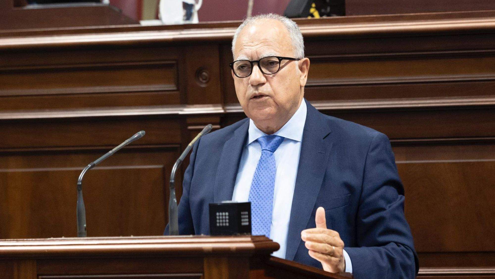 Casimiro Curbelo, portavoz de los socialistas gomeros, durante una intervención en el Parlamento de Canarias. / Cedida