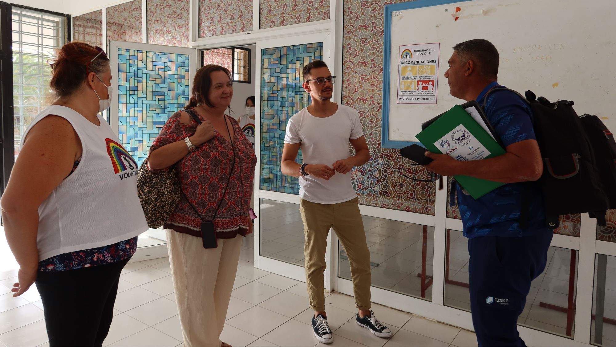 La consejera de Acción Social del Cabildo de Tenerife, Marián Franquet, y el consejero delegado de Participación Ciudadana y Diversidad, Nauzet Gugliotta, visitaron este jueves la ONG Sonrisas del Suroeste. / Cedida