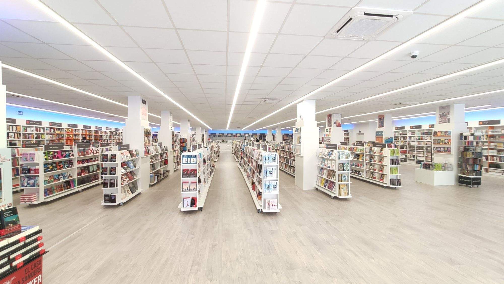 Interior de la nueva librería de Agapea en Las Palmas de Gran Canaria. / @ariel_brito