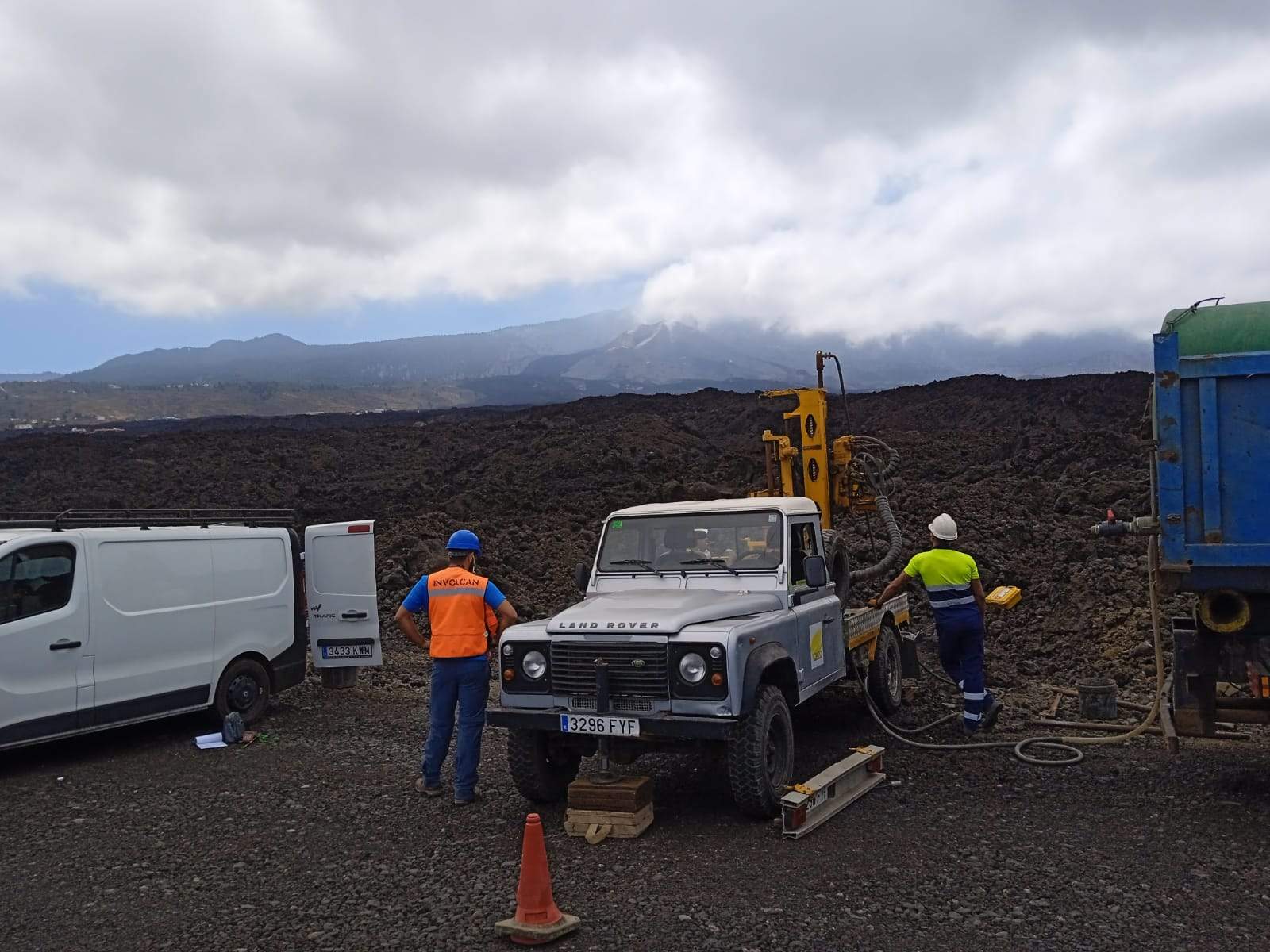 Técnicos del INVOLCAN extraen muestras en las zonas afectadas por el volcán en La Palma./