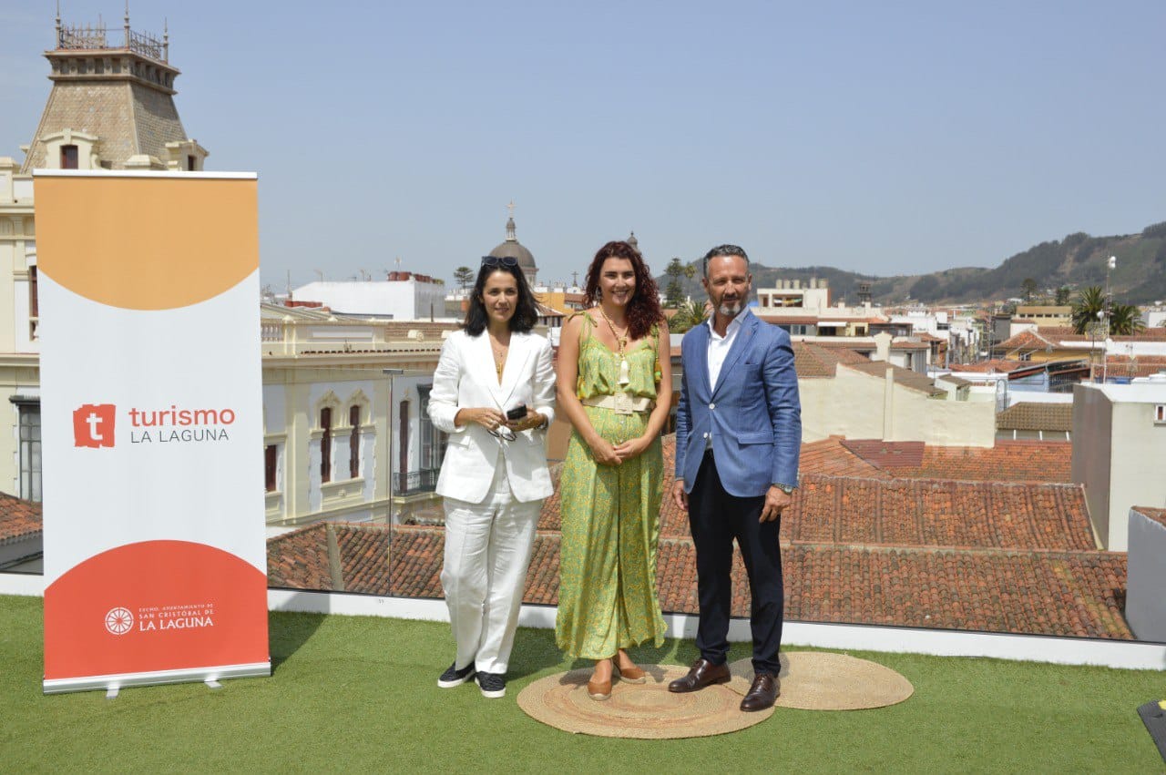 Gabriel Wolgeschaffen, vicepresidente de Ashotel, junto a la concejal de Turismo de La Laguna, María José Roca, y su jefa de Gabinete, Cristina Martins, durante la presentación del Plan Director de Turismo./ Ashotel