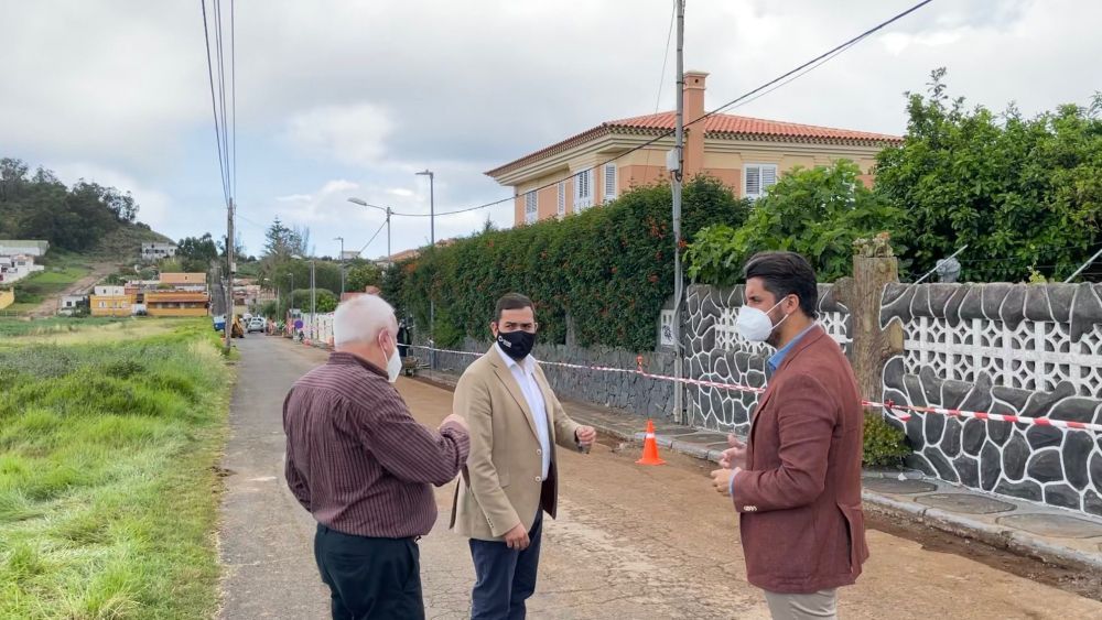 Luis Yeray Gutiérrez (der.) y Josimar Hernández (centro) en obras de iluminación en el municipio./ Cedida