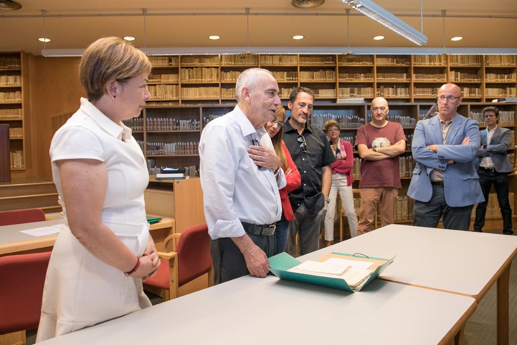 El catedrático Manuel de Paz frente al manuscrito que ha donado a la ULL./ Cedida