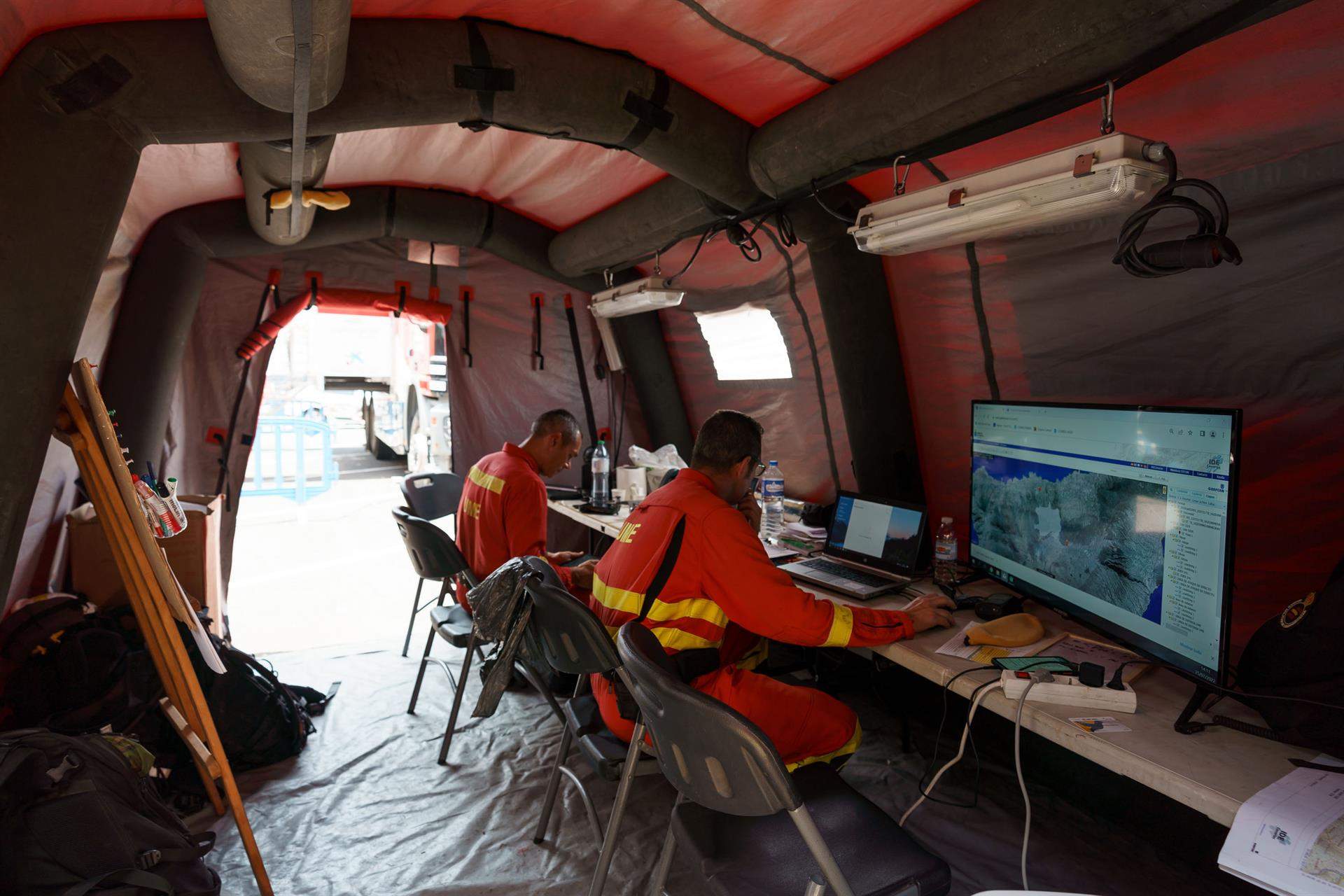 Miembros de la UME coordinan las labores de extinción del incendio que afecta al norte de Tenerife./ EFE - Ramón de la Rocha