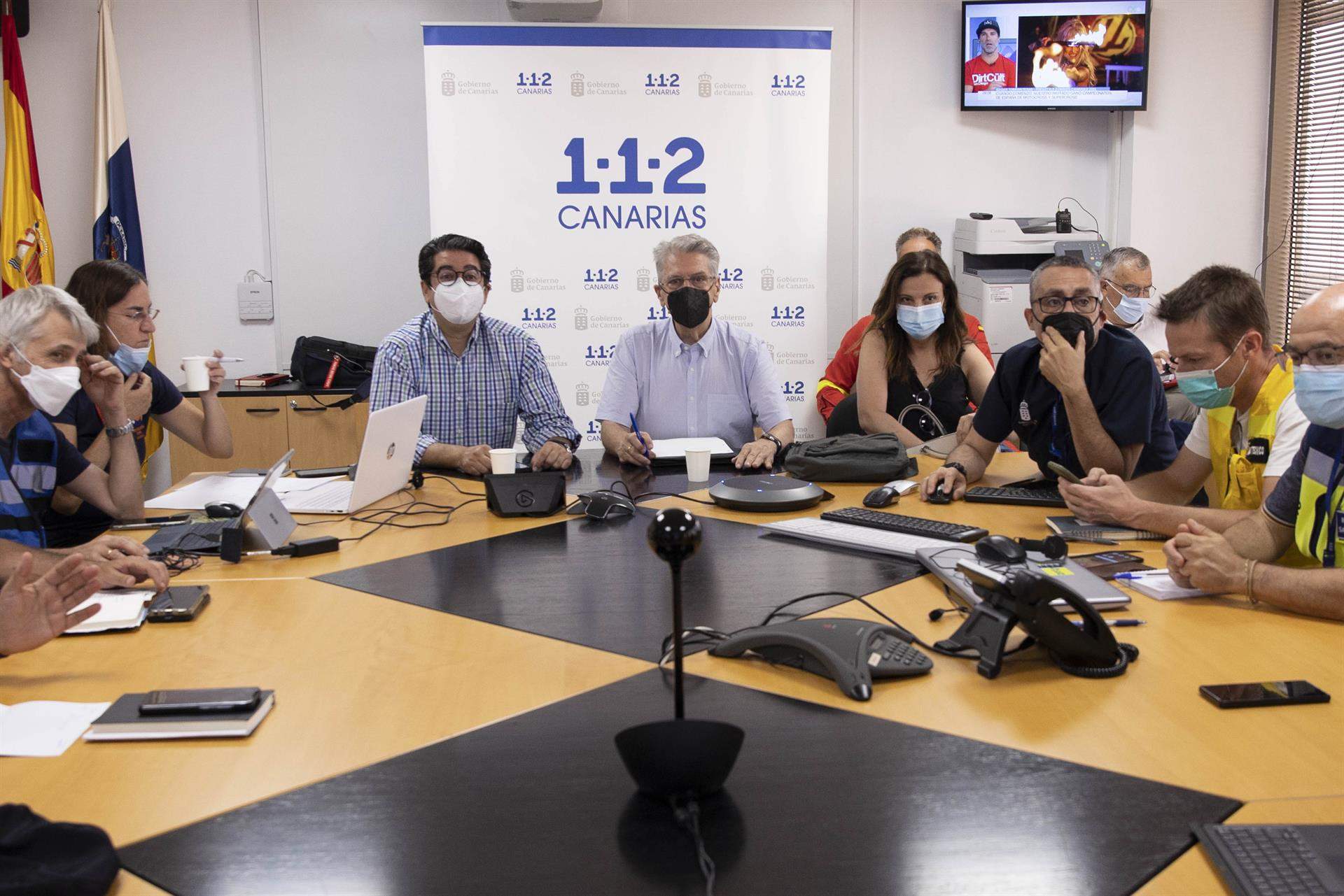 El presidente del Cabildo de Tenerife, Pedro Martín, y el consejero de Administraciones Públicas, Justicia y Seguridad, Julio Pérez, este martes en la reunión técnica de coordinación del incendio de Tenerife./
