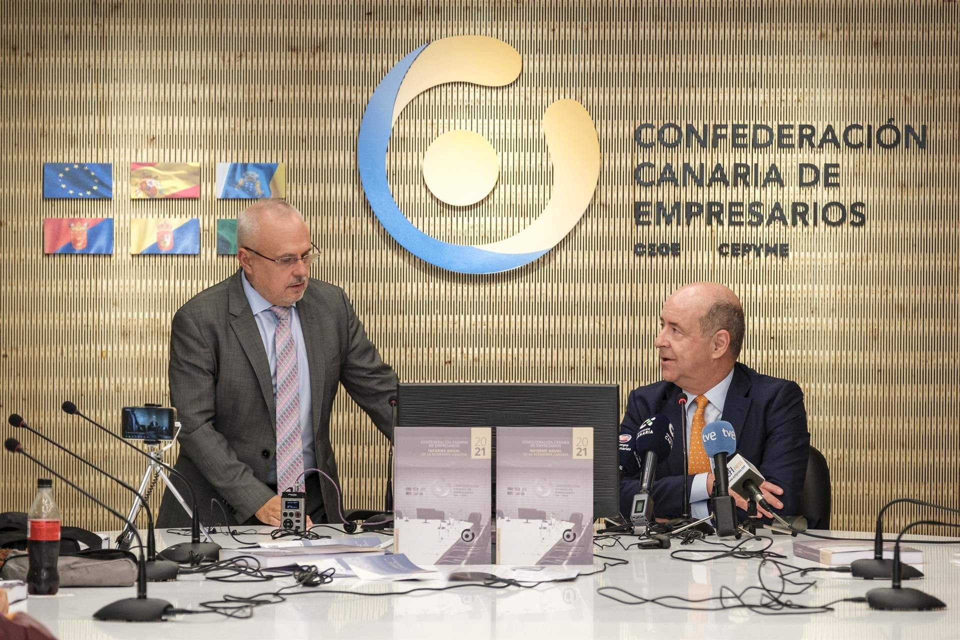 El presidente de la Confederación Canaria de Empresarios, Pedro Ortega (d), y el vicepresidente ejecutivo, José Cristóbal García (i)./ EFE/Ángel Medina