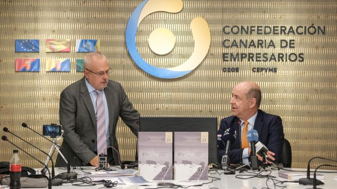 El presidente de la Confederación Canaria de Empresarios, Pedro Ortega (d), y el vicepresidente ejecutivo, José Cristóbal García (i)./ EFE/Ángel Medina