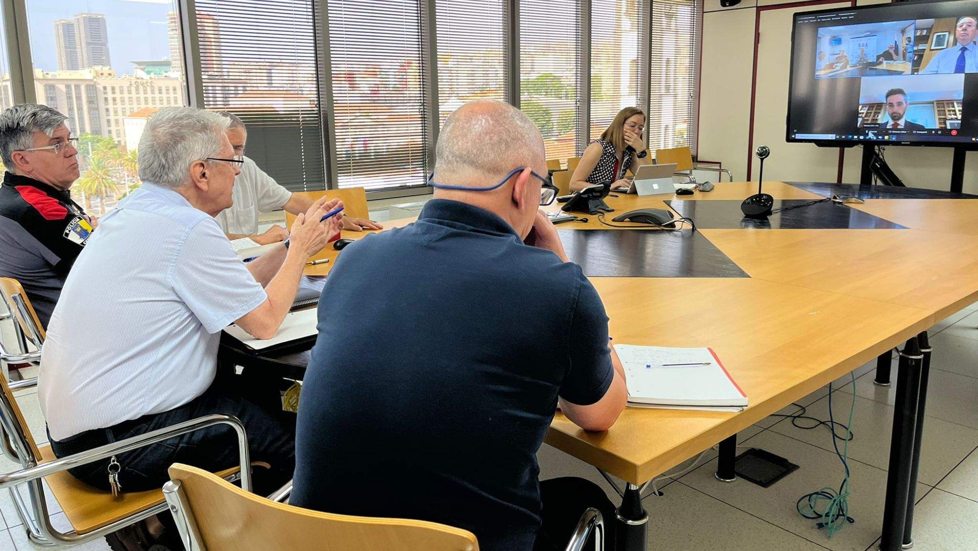 El consejero de Seguridad, Julio Pérez, reunido con el secretario de Estado de Seguridad, Rafael Pérez, y el director de general de Coordinación y Estudios, José Antonio Rodríguez. / Gobierno de Canarias