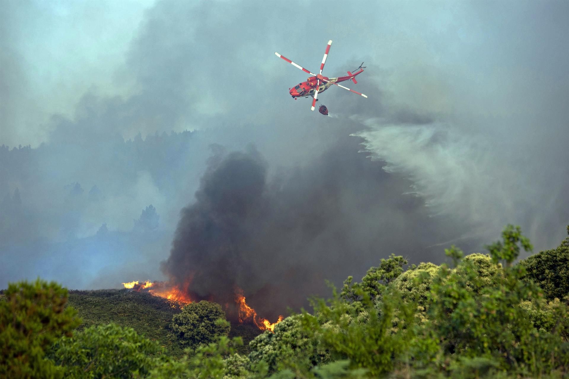 Un helicóptero sobrevuela el incendio de Tenerife. /  Miguel Barreto (EFE)