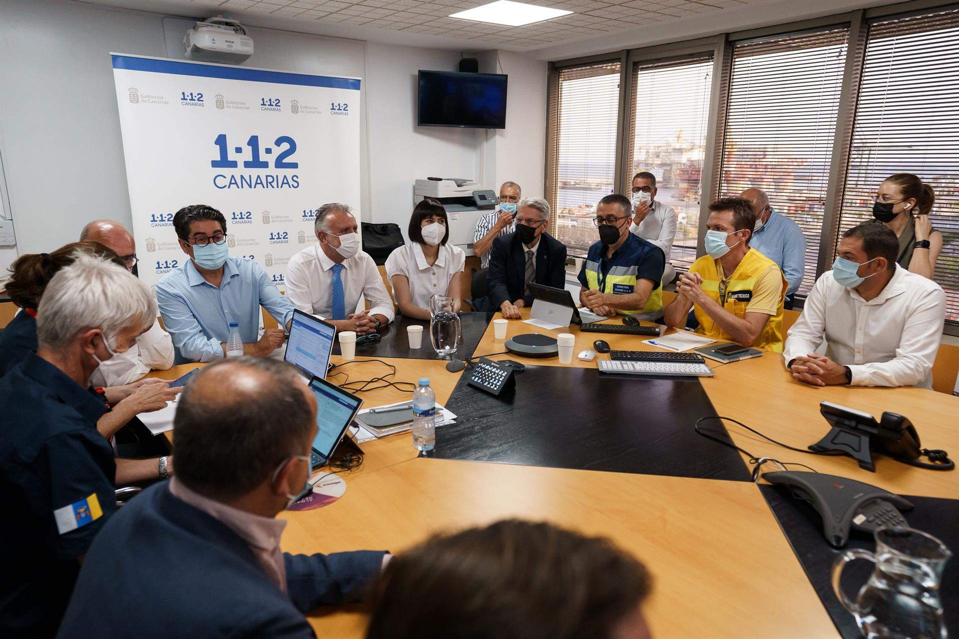 El presidente de Canarias, Ángel Víctor Torres, junto con la ministra de Ciencia e Innovación, Diana Morant, el presidente del Cabildo, Pedro Martín, y los técnicos Marta Moreno y Pedro Martínez./ EFE 