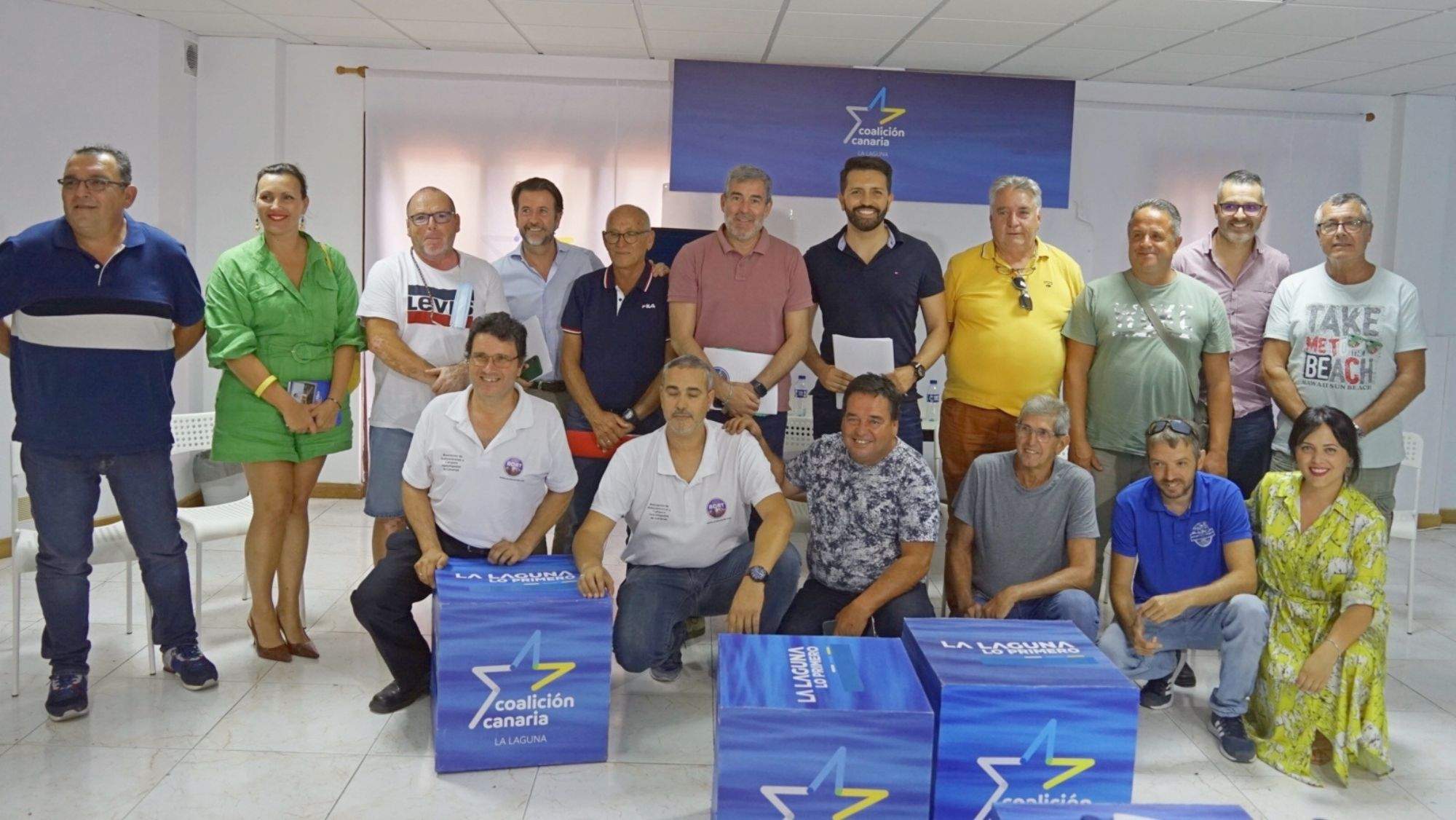 Representantes de asociaciones de autocaravanistas se reunieron con políticos de Coalición Canaria en la sede de La Laguna del partido. / Cedida