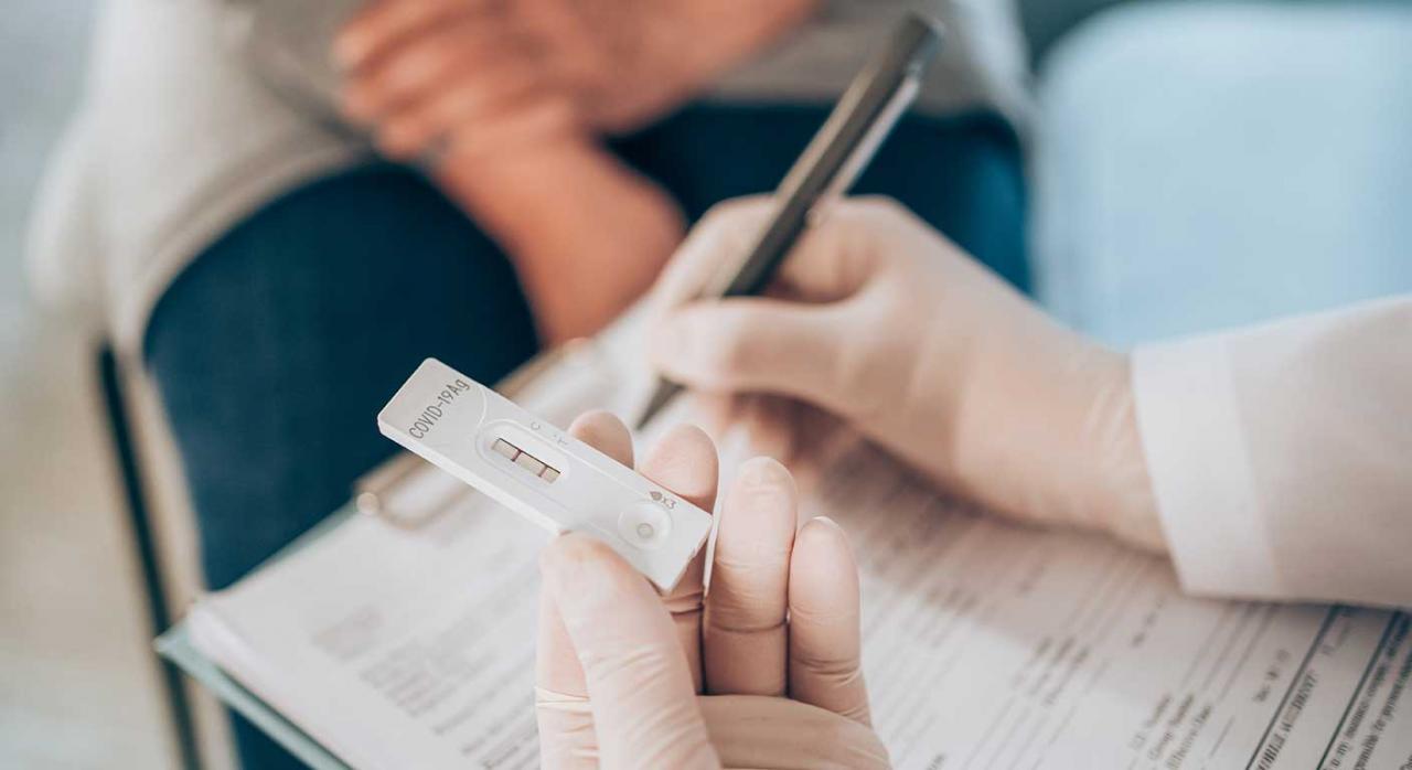 Facultativo realiza un test COVID-19. / ARCHIVO