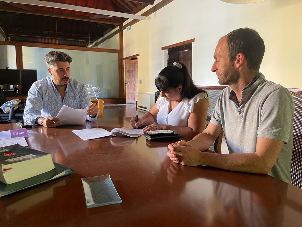 Momento de la firma del convenio entre el alcalde de La Laguna, Luis Yeray Gutiérrez, y representantes de  la cooperativa La Candelaria./ Cedida