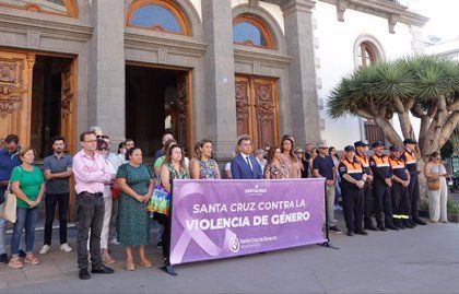 Minuto de silencio en Santa Cruz de Tenerife por la mujer asesinada por su expareja./ EP