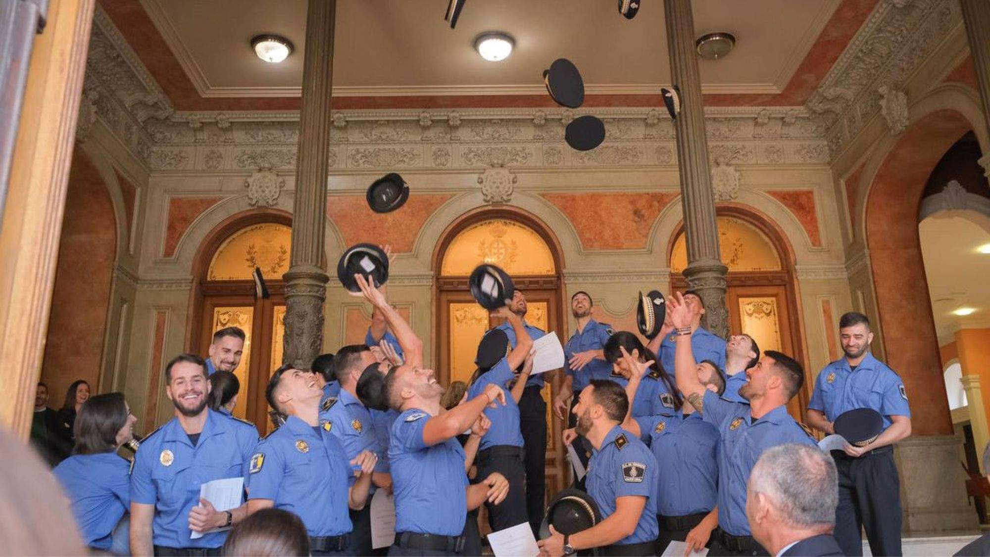 Un grupo de nuevos agentes de la Policía Local de Santa Cruz de Tenerife celebran la graduación. / Archivo