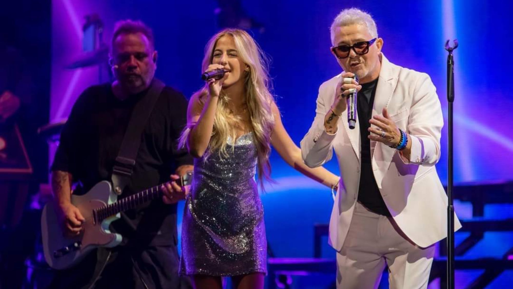 Ariann Music canta junto a Alejandro Sanz 'Mi persona favorita' en el concierto en Costa Adeje. / Cedida