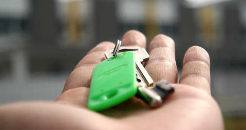 Entrega de llaves de una vivienda en alquiler./ ARCHIVO