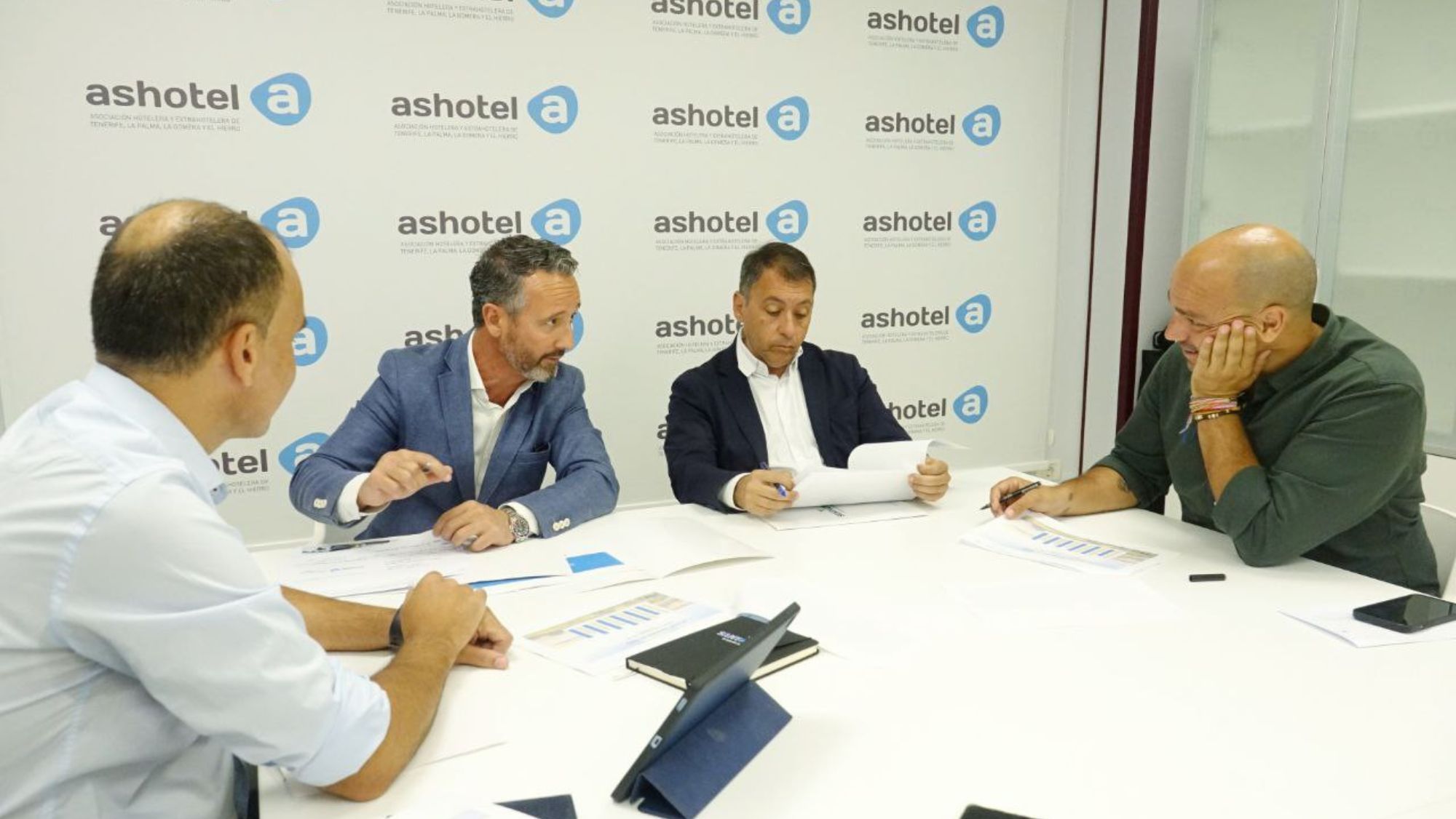 El alcalde de la ciudad, José Manuel Bermúdez, junto al consejero delegado de la Sociedad de Desarrollo, Alfonso Cabello, y el vicepresidente de Ashotel, Gabriel Wolfeschaffen. / Cedida