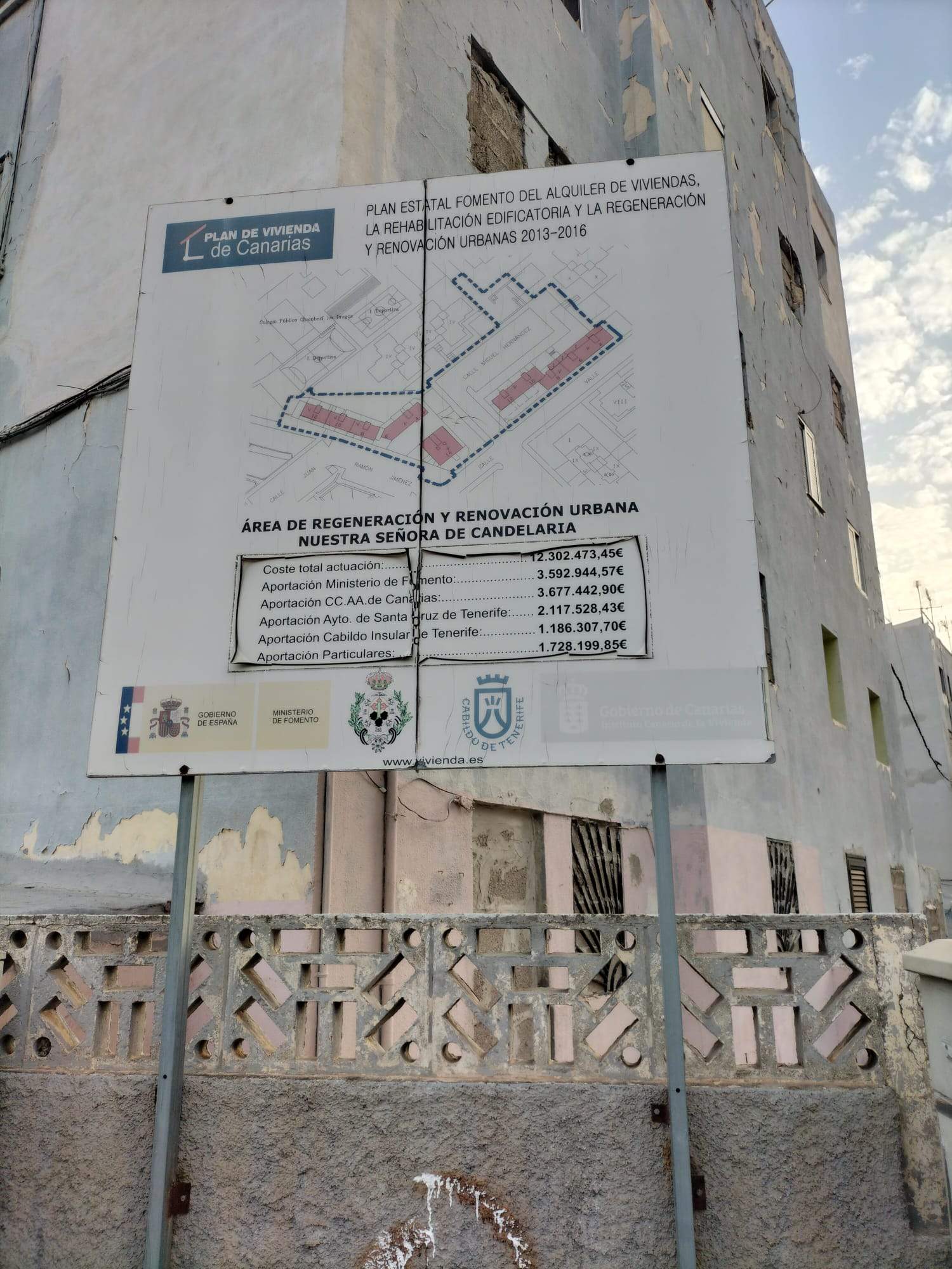 Cartel que anunciaba la rehabilitación de las viviendas./ Álvaro Oliver (AH) Cartel que anunciaba la rehabilitación de las viviendas./ Álvaro Oliver (AH)