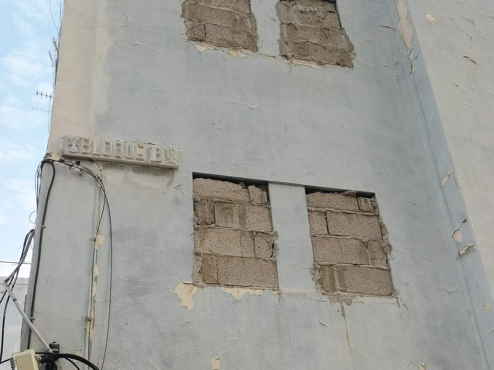 El yugo y las flechas de la administración franquista aun se ve en los edificios./ ÁLvaro Oliver (AH) El yugo y las flechas de la administración franquista aun se ve en los edificios./ ÁLvaro Oliver (AH)