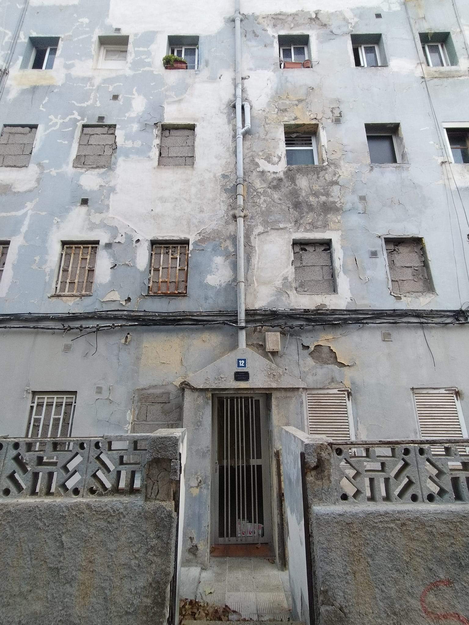 Entrada al número 12 de los bloques de Nuestra Señora de La Candelaria./ Álvaro Oliver (AH) Entrada al número 12 de los bloques de Nuestra Señora de La Candelaria./ Álvaro Oliver (AH)