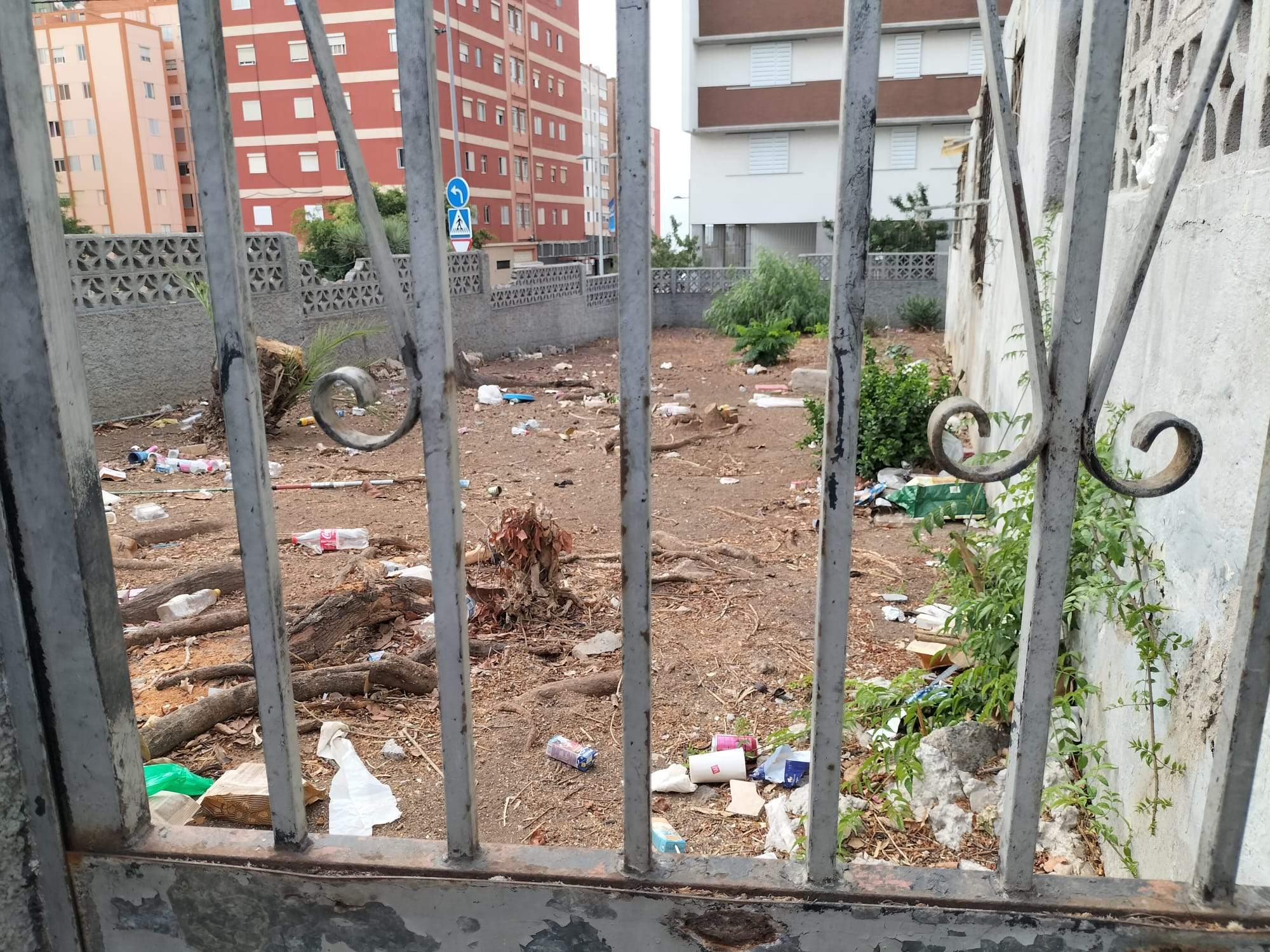 Uno de los patios de las viviendas, utilizado como basurero./ Álvaro Oliver (AH) Uno de los patios de las viviendas, utilizado como basurero./ Álvaro Oliver (AH)