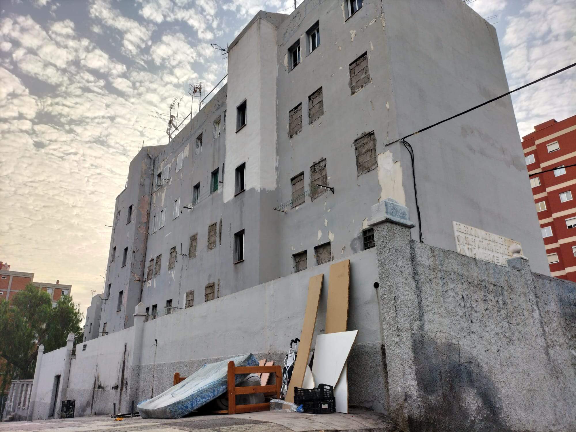 La trasera de uno de los bloques de Nuestra Señora de La Candelaria, utilizado como vertedero./ Álvaro Oliver (AH)