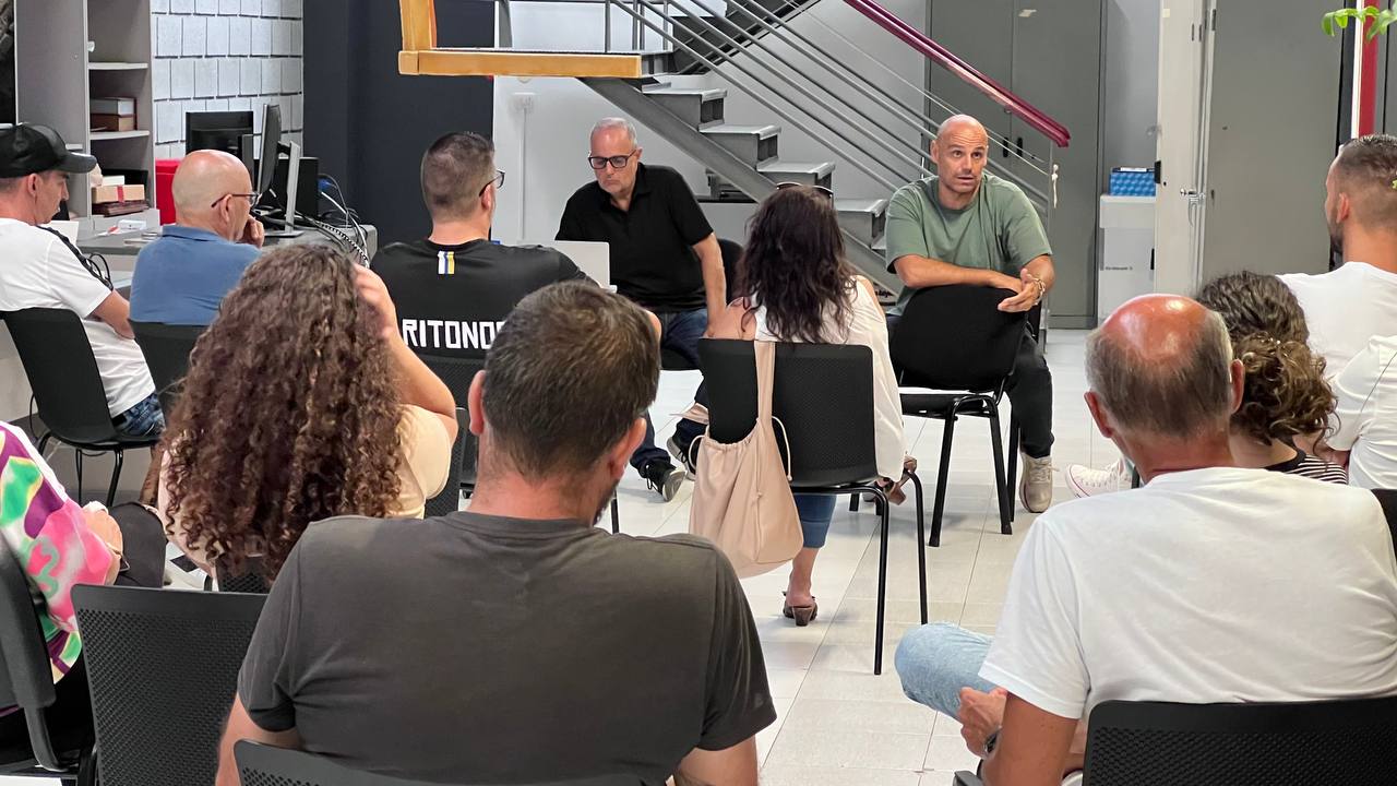 El concejal de Fiestas, Alfonso Cabello (verde), durante la reunión con agrupaciones del Carnaval./ Cedida